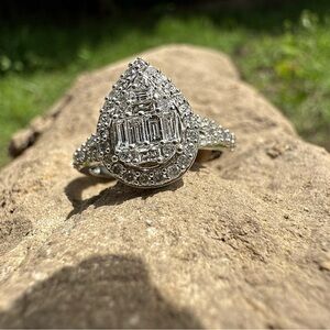 Elegant Diamond Engagement Ring with Timeless Design